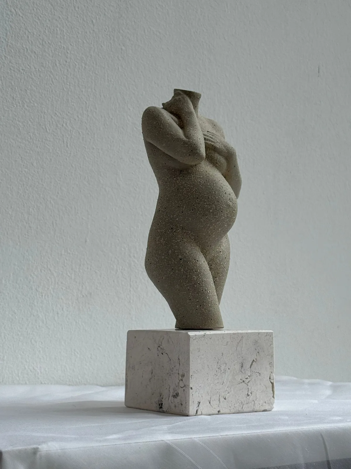Arte-Lumina zwangerschapsbeeldje wit, hand in nek pose, serene uitstraling